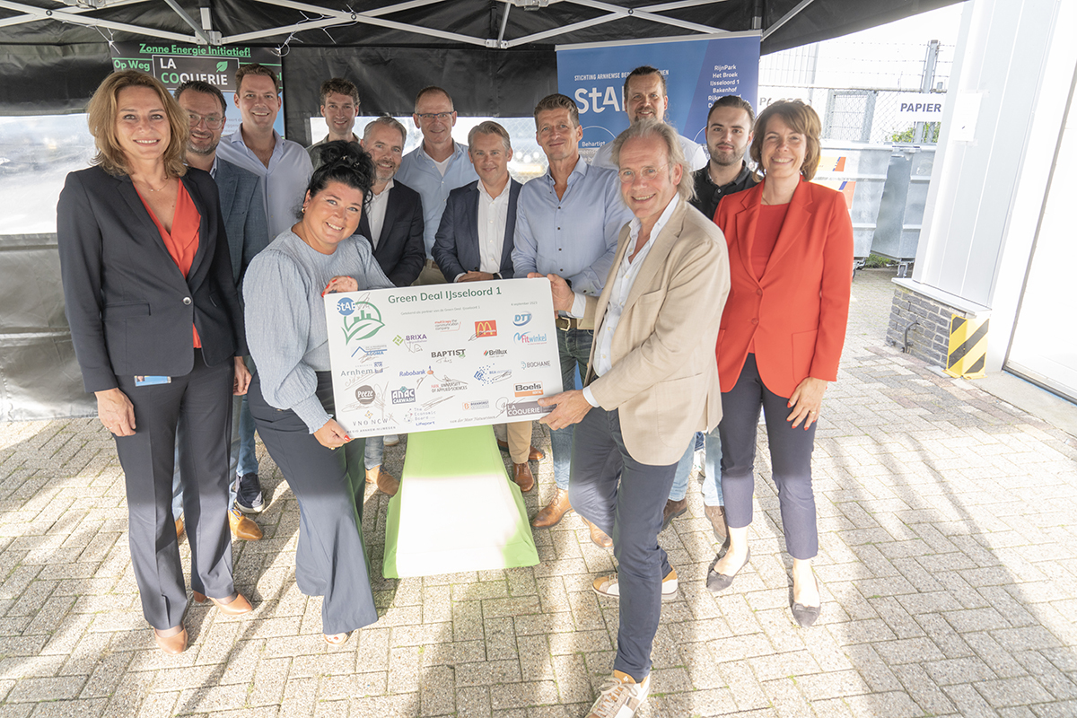 deelnemende bedrijven IJsseloord 1 en wethouder Kundíc tekenen Green Deal