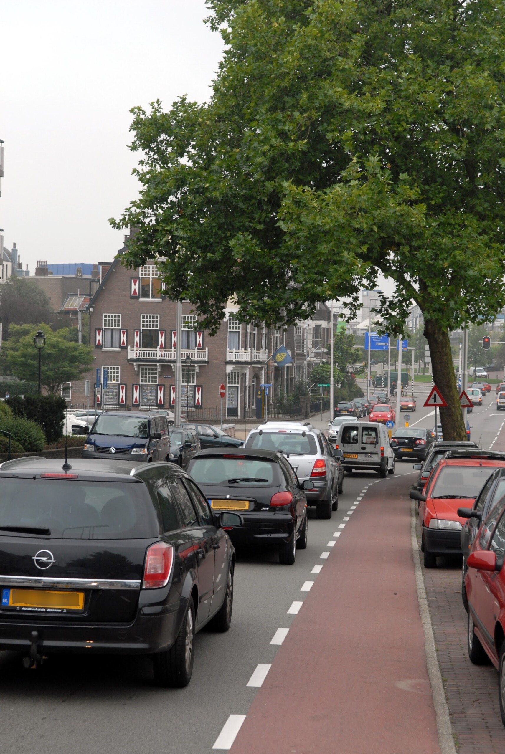 Auto's in de file in het centrum van Arnhem