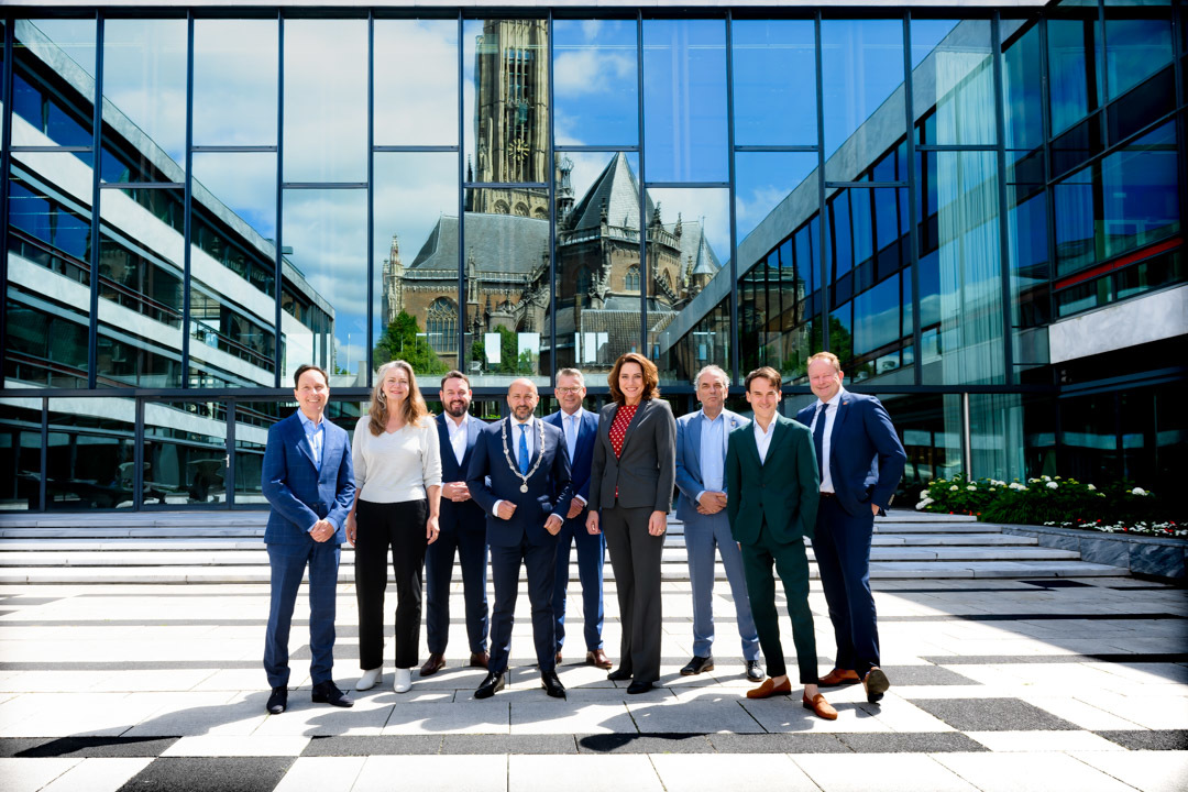 Foto van de wethouders van Arnhem met burgemeester Marcouch