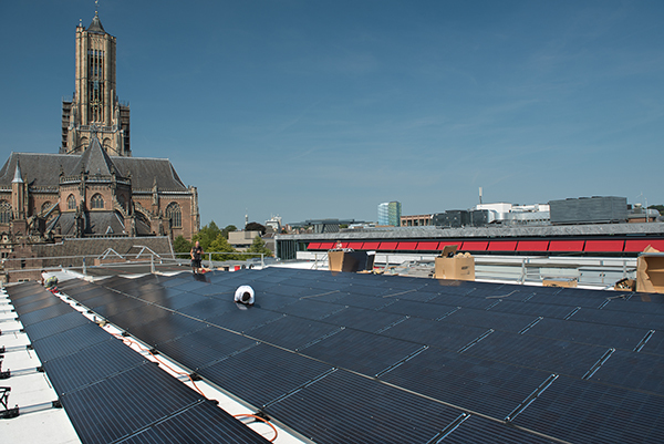 Zonnepanelen op het dak van het stadhuis