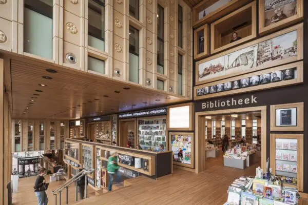 Ingang van de bibliotheek in Rozet