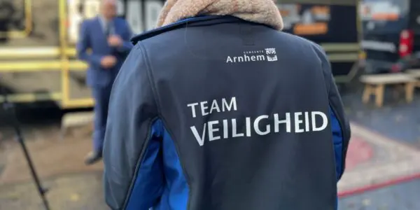Vrouw met veiligheidsjas aan van gemeente Arnhem