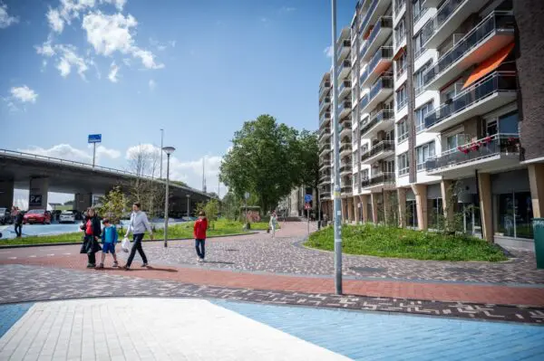 Blauwe golven met wandelaars en vlaggen