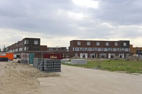 Nieuwbouwhuizen en materiaal voor nieuwe werkzaamheden