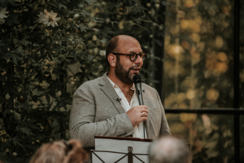 Trouwambtenaar Basti Baroncini houdt een toespraak. Foto door Jisca fotografie