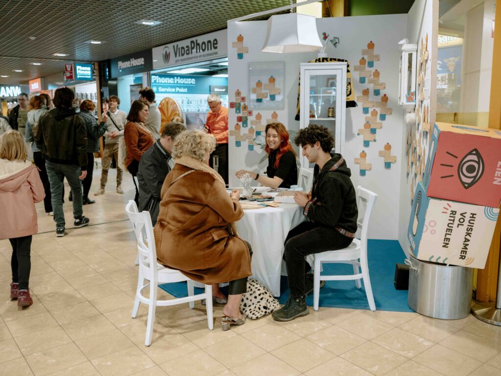 Makers van Alieke en Nur van bureau Ruimtekoers in gesprek met een inwoner in winkelcentrum Kronenburg