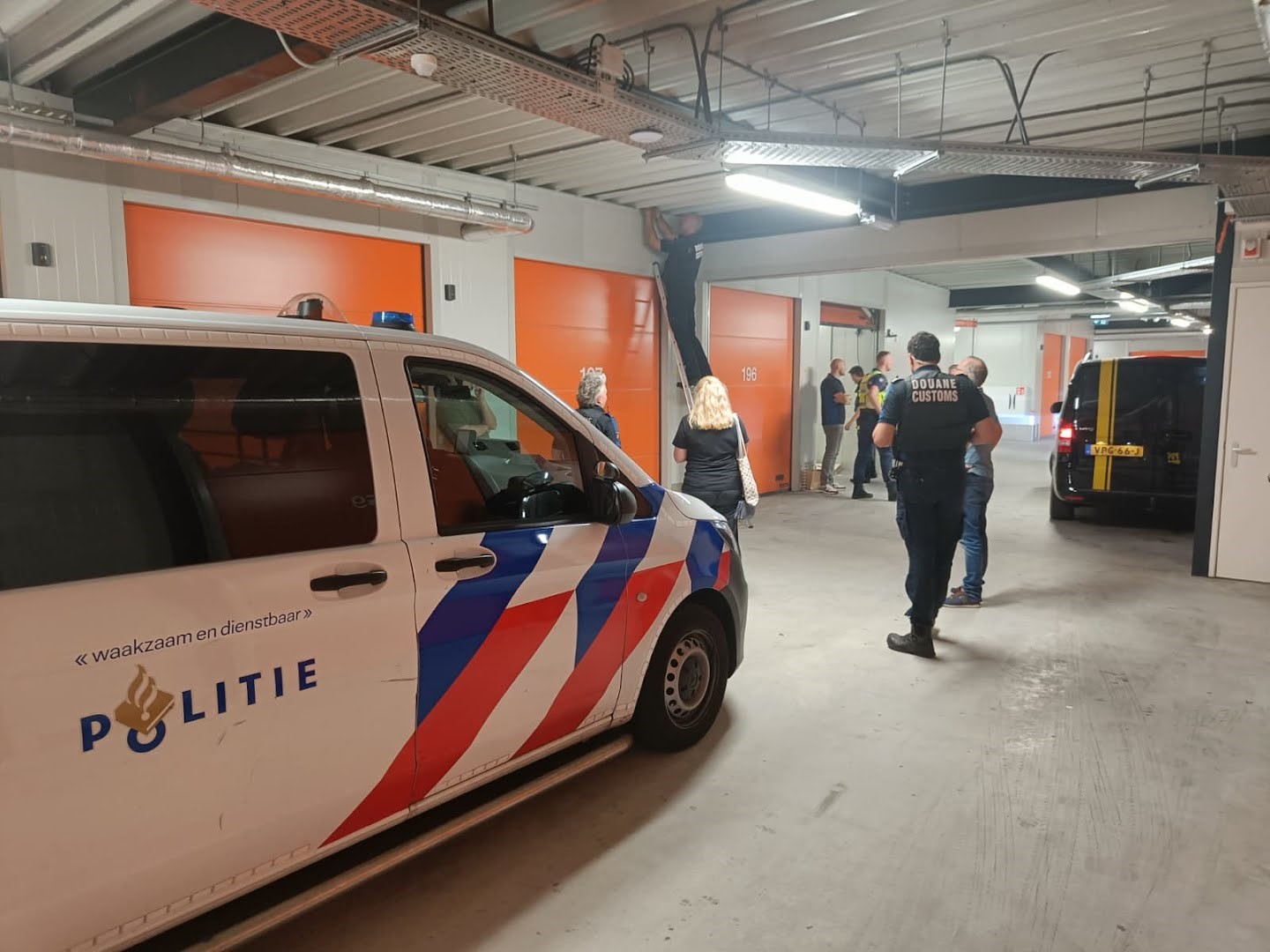 Politiecontrole in garageboxen