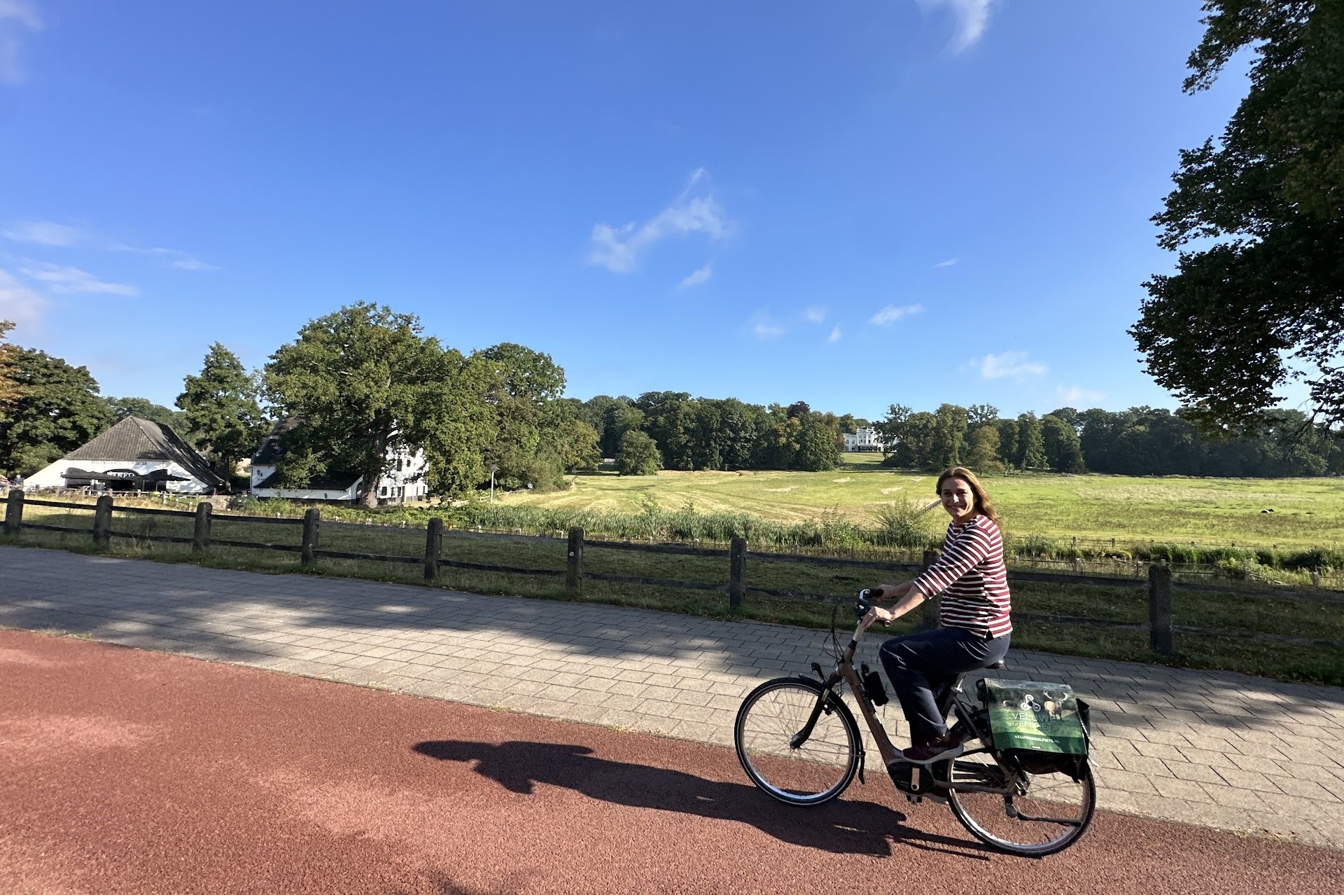 Wethouder Kundic op een deelfiets bij park Sonsbeek