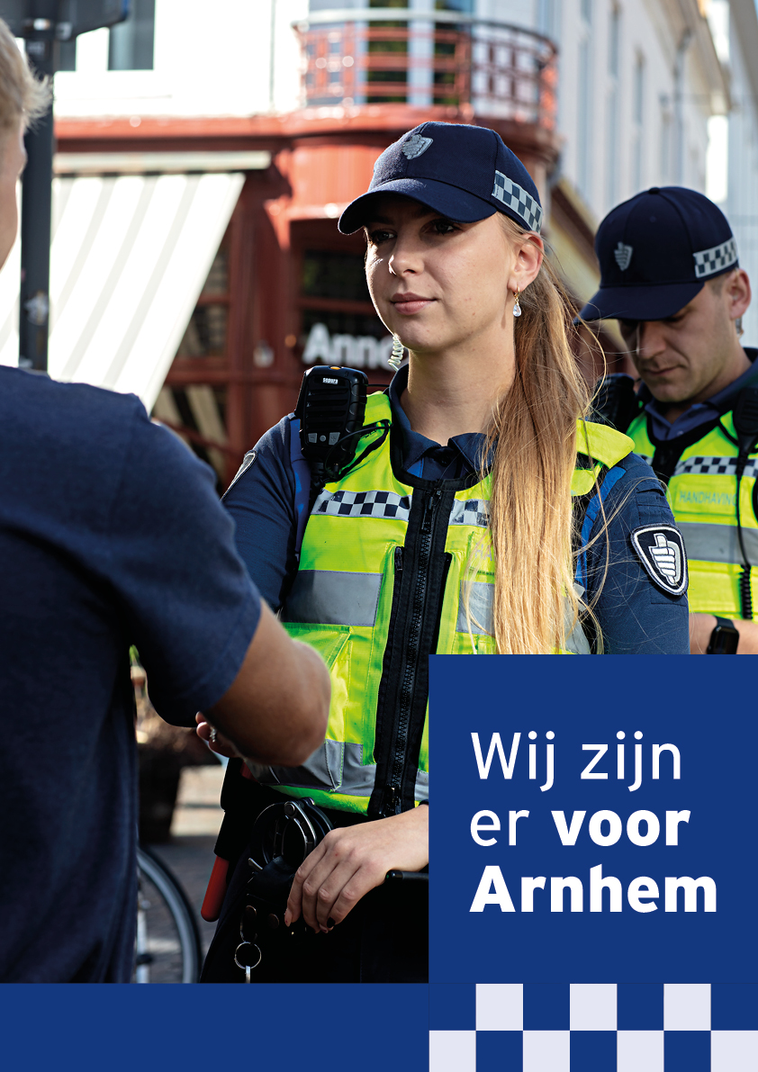 Campagenbeeld Arnhemse handhavers met de tekst 'Wij zijn er voor Arnhem'.