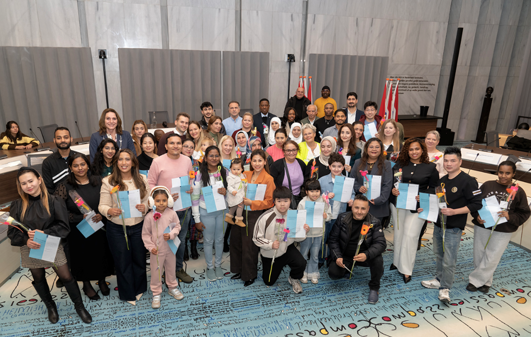 Deelnemers naturalisatieceremonie 18 november 2025 en wethouder Nermina Kundić 