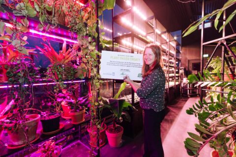 wethouder Eva van Esch ondertekent Plant Based Treaty Arnhem