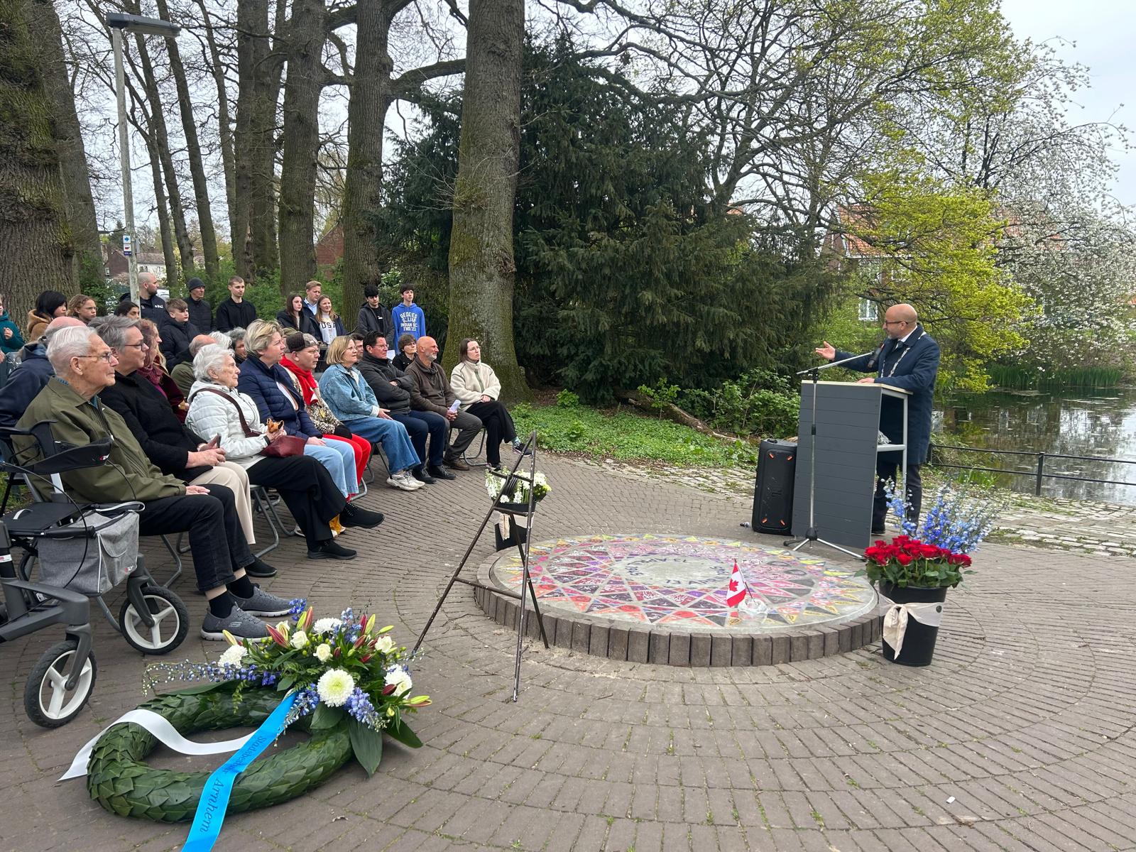 Burgemeester Marcouch geeft zijn toespraak tijdens de herdenking.
